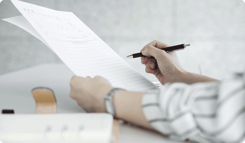 資料にメモをする様子