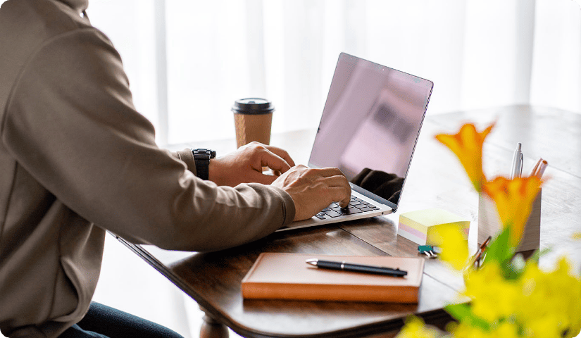 ノートパソコンで作業をする様子