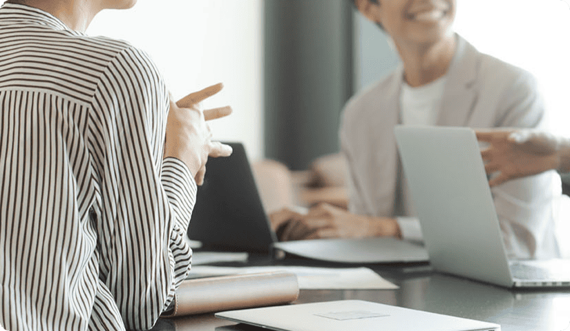 クライアントと打合せをする様子