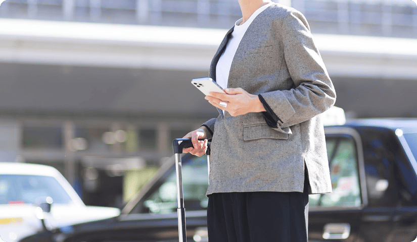 スーツケースを持って移動する様子